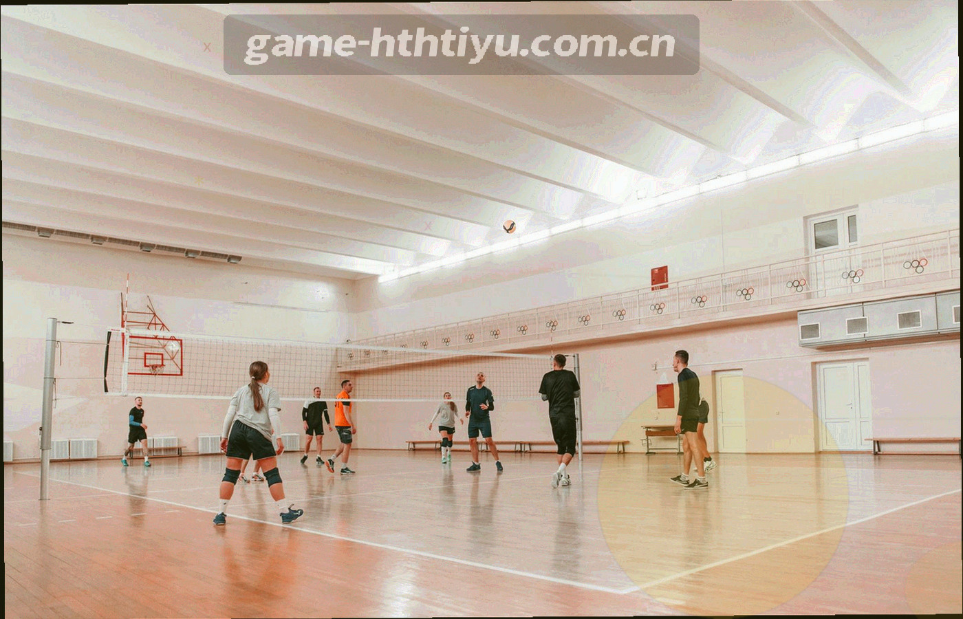 夜间桌面上键盘与笔记本的局部特写，屏幕内容不可读，光线集中在键盘区域